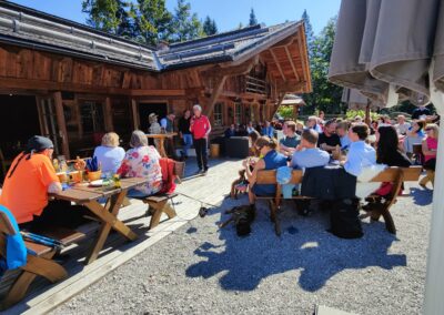 Gäste sitzen bei der Mittagsrast auf der Alm